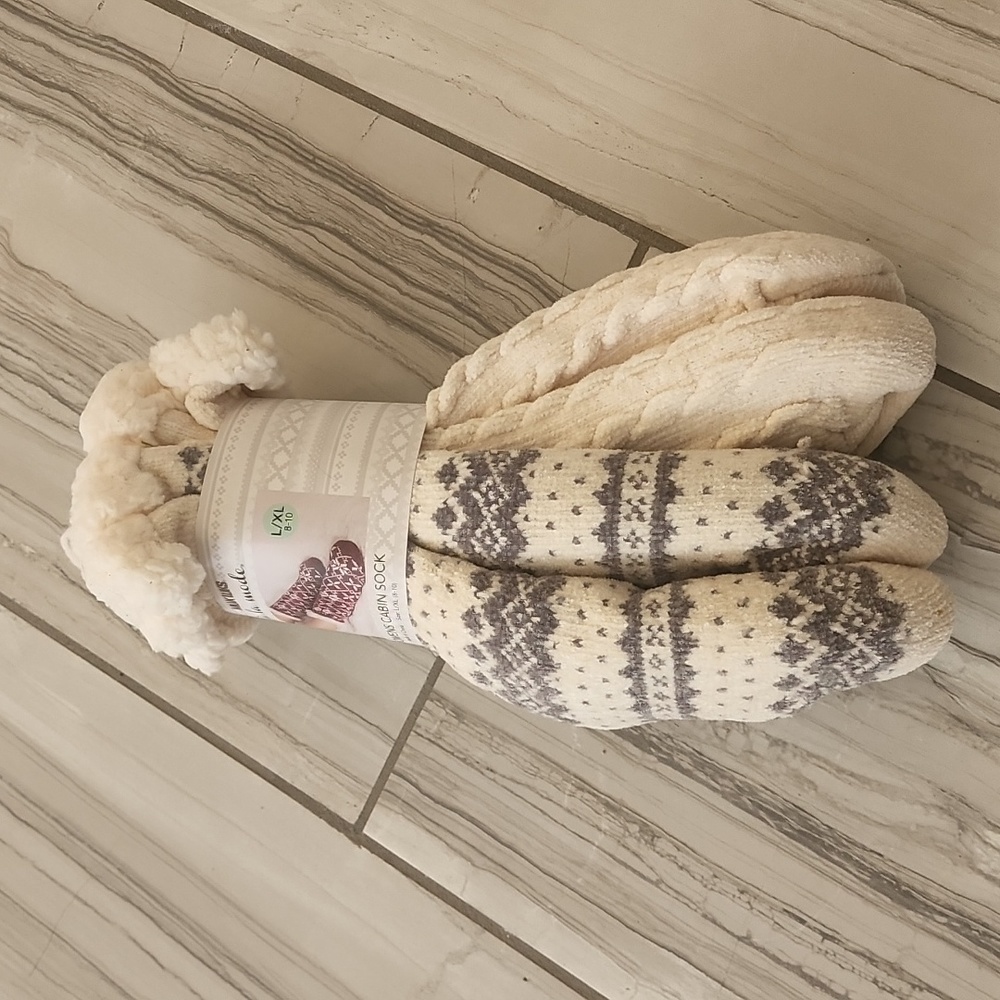 NWT Cozy Grey & White Cabin Socks Sz. 8- 10 in Women's Shoes